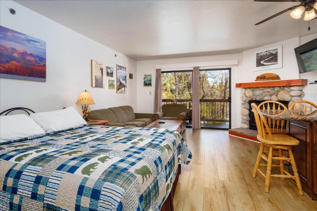 Un dormitorio con una cama y una sala de estar. en (A110) Studio Condominiums, en Yosemite West