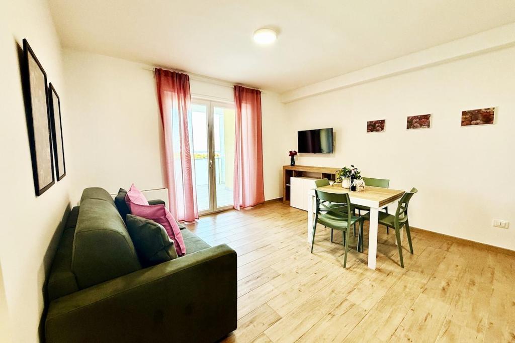 una sala de estar con un sofá y una mesa en Suite dei Principi 1, aeroporto e parcheggio gratuito, en Bari