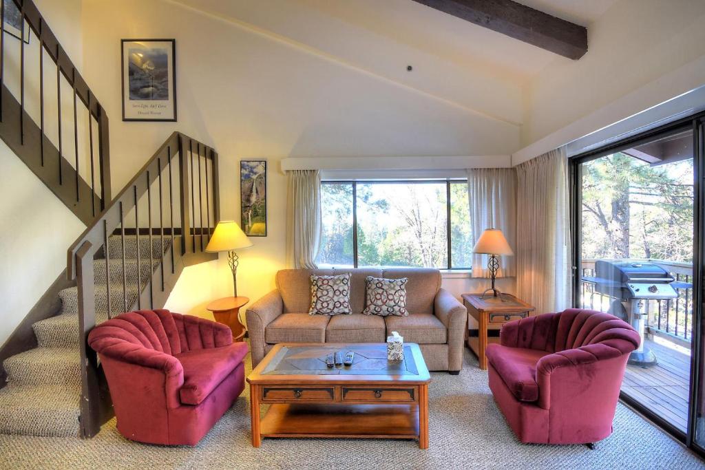 un salon avec un canapé, deux chaises et une table dans l'établissement (A212) Loft Condominiums, à Yosemite West
