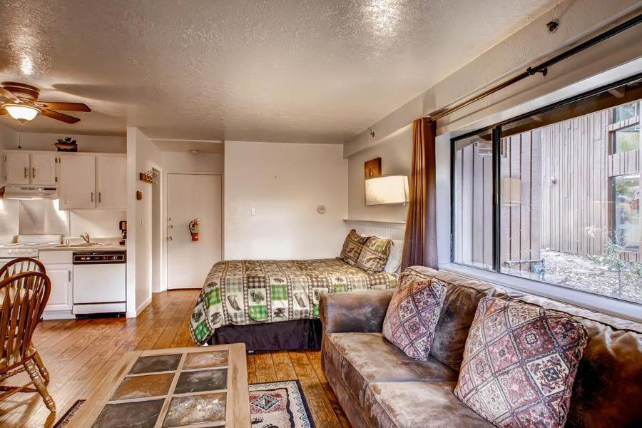 Il comprend un salon avec un canapé et un lit ainsi qu'une cuisine. dans l'établissement (B112) Studio Condominiums, à Yosemite West