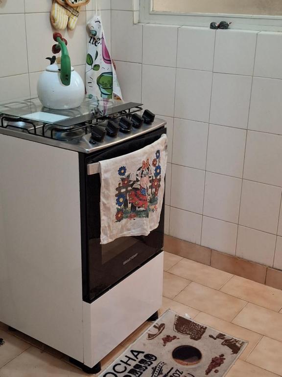 eine Küche mit einem Herd und einem Handtuch auf dem Ofen in der Unterkunft Oasis do Leme in Rio de Janeiro