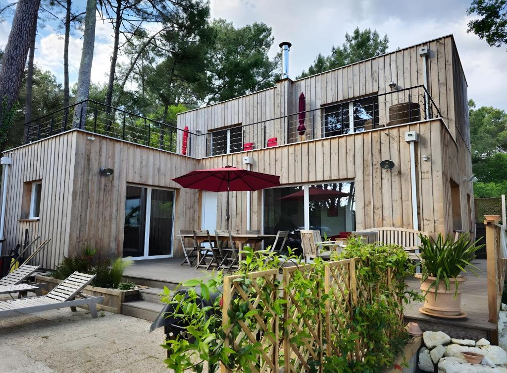 Tòa nhà nơi biệt thự tọa lạc