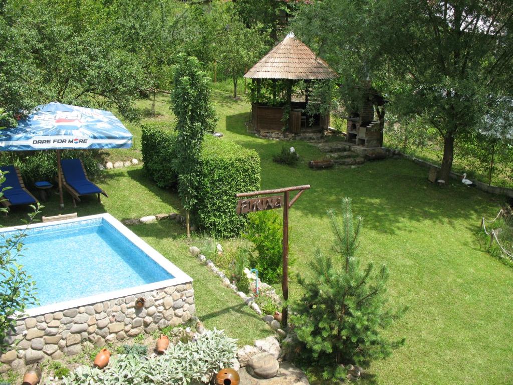 a backyard with a swimming pool and a gazebo at Casa Rustica Oltenia in Băile Govora