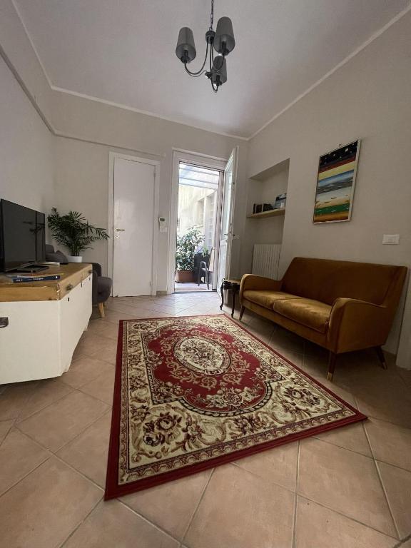 a living room with a couch and a rug at Casa Bent in Pescara