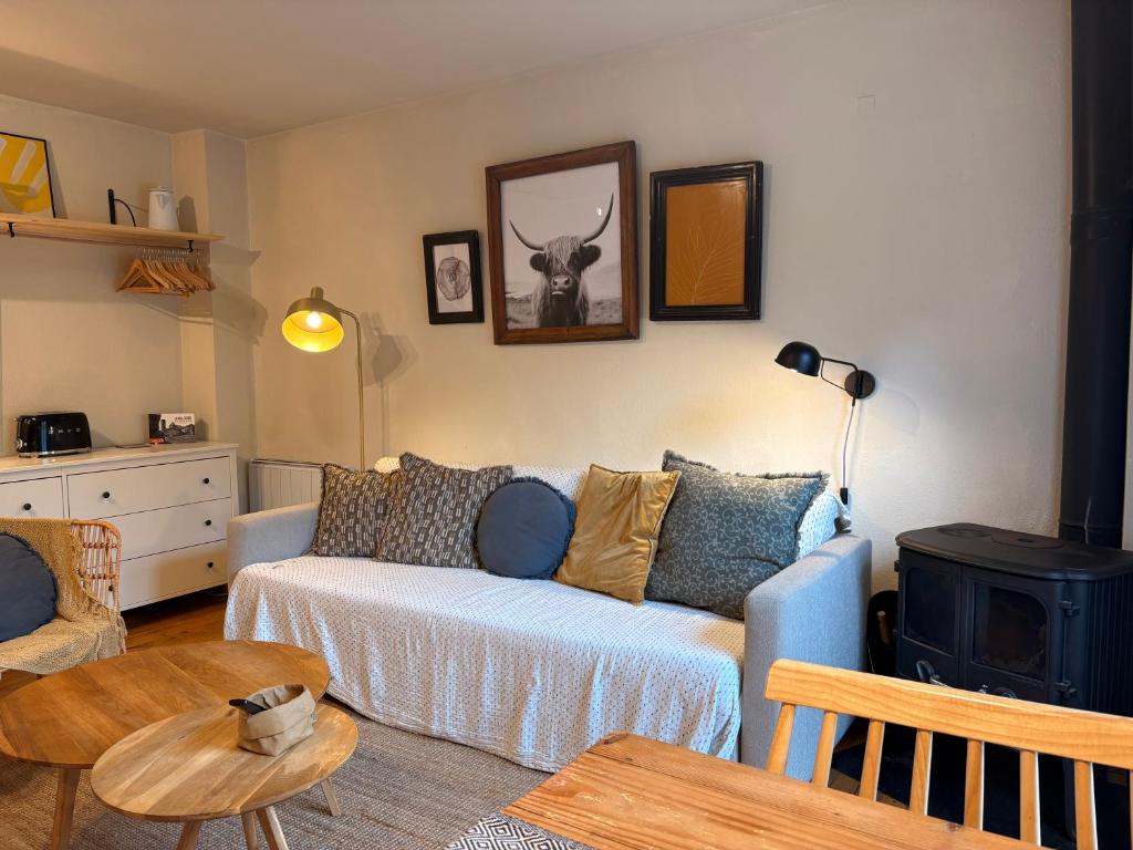 a living room with a couch and a table at Confort nórdico en la montaña - Besiberri 4 in Pla de l'Ermita