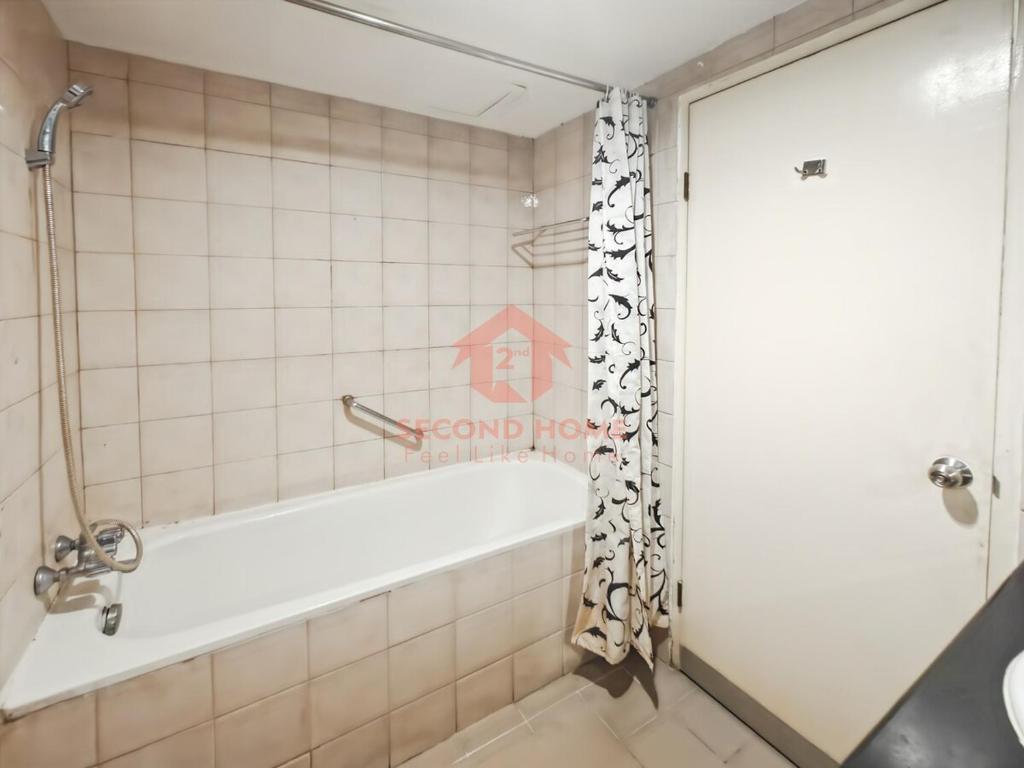 Et badeværelse på Cozy 2BR Rasuna Apt Kuningan with Pool Wi-Fi