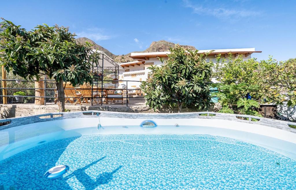 una piscina davanti a una casa di El Refugio de la Caridad a Tenteniguada