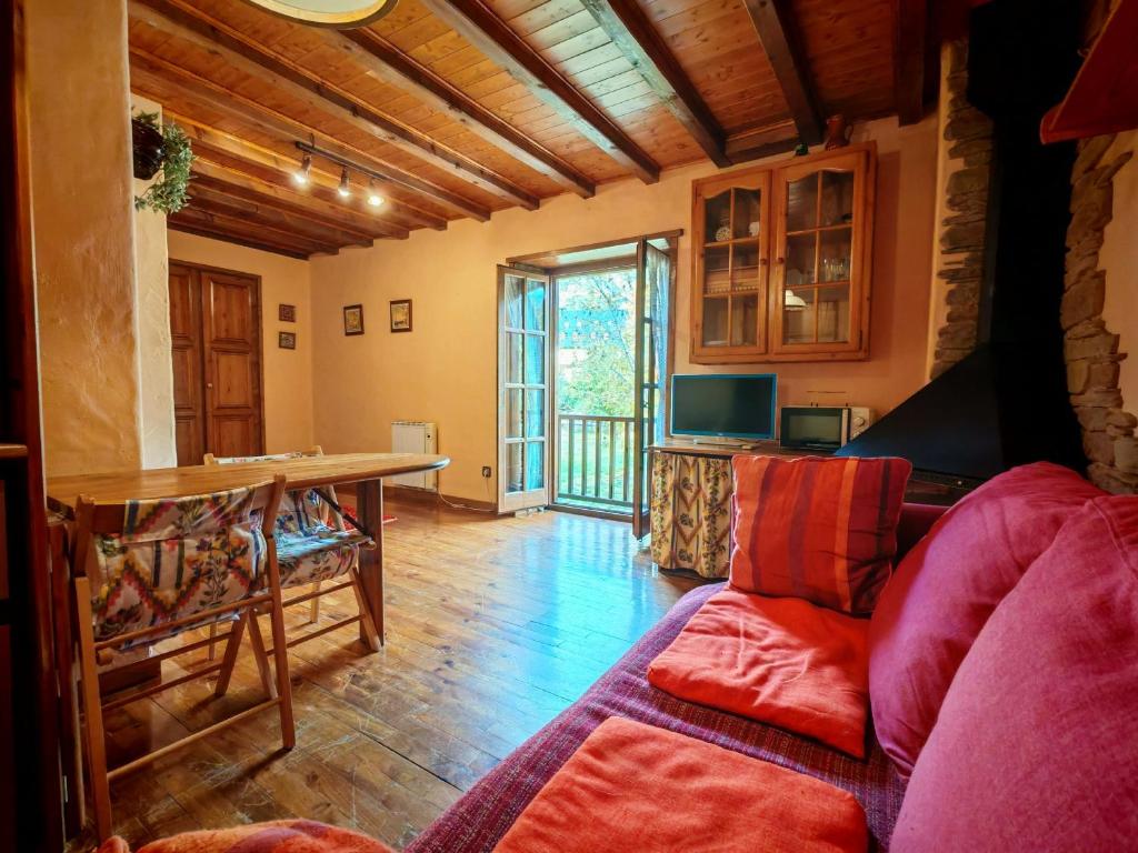 ein Wohnzimmer mit Sofa und Tisch in der Unterkunft Chimenea y encanto rústico, tu escapada - Cosmos 3 in Pla de l'Ermita