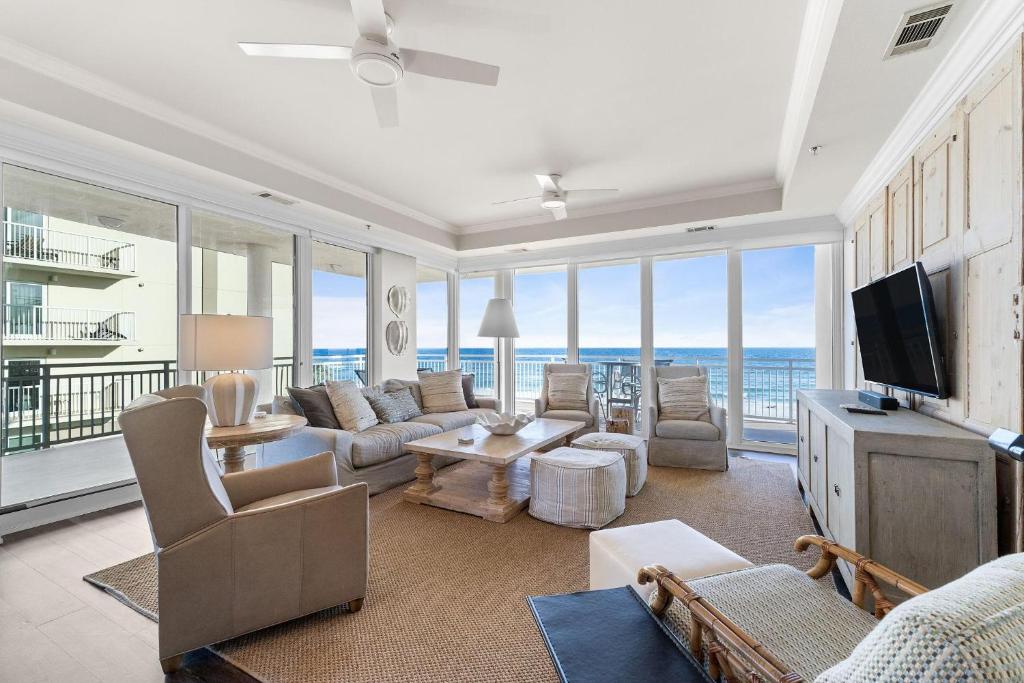 ein Wohnzimmer mit Blick auf das Meer in der Unterkunft La Playa 201 in Perdido Key