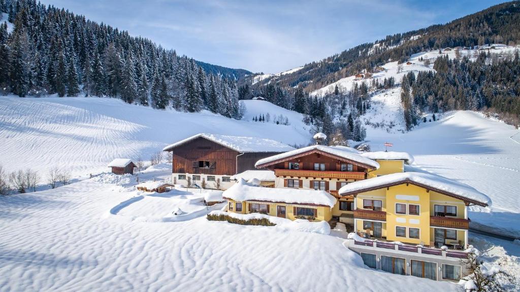 ein Haus im Schnee auf einem schneebedeckten Berg in der Unterkunft Hinteraigengut in Flachau