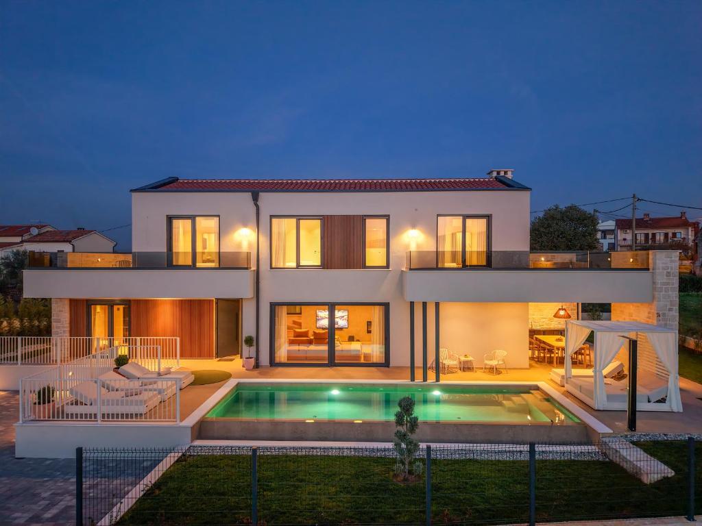a house with a swimming pool in front of it at Sella Marron in Selina