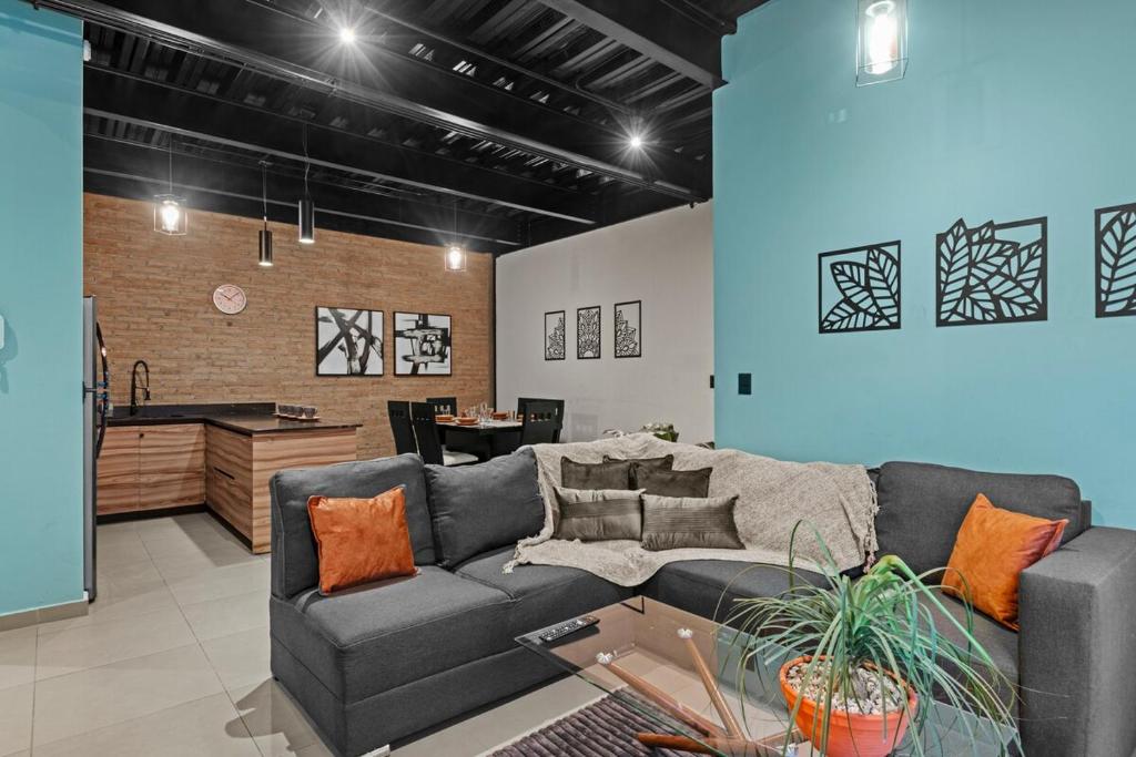 un soggiorno con un divano e un tavolo di Industrial Loft King Bed and 2 Office Spaces a Durango