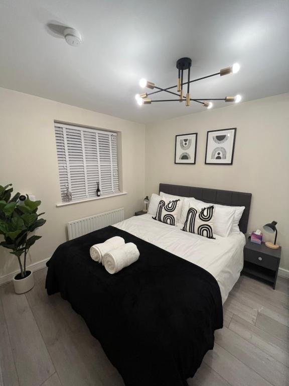 En eller flere senge i et værelse på Modern 2 Bed near Heathrow - Work or Travel Ready