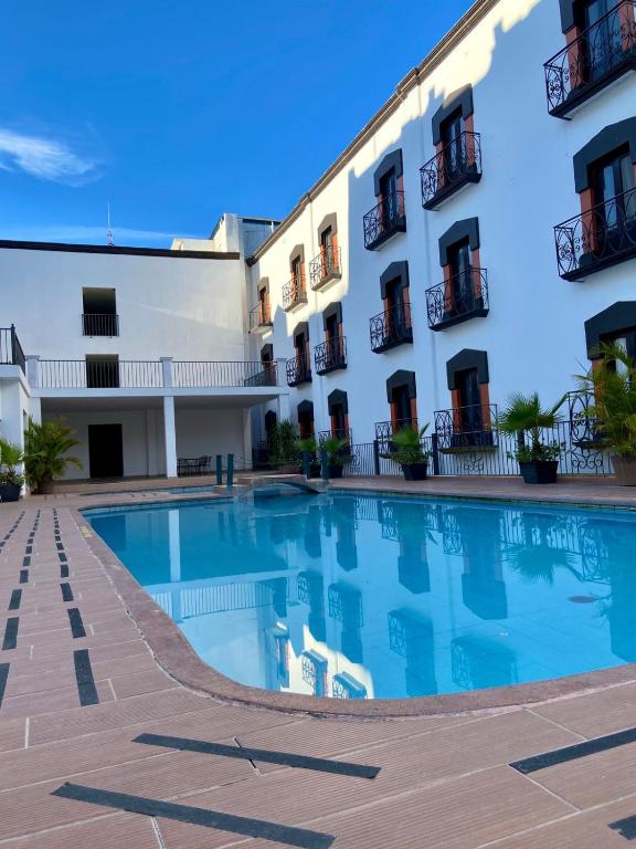 a swimming pool in front of a building at Hotel María del Carmen in Jalpan de Serra