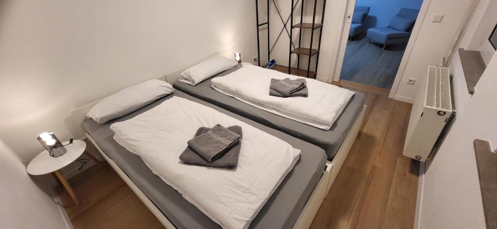 Postel nebo postele na pokoji v ubytování mein Heimquartier - Ferienwohnung im historischen Fachwerkhaus mit Terrasse in Waiblingen