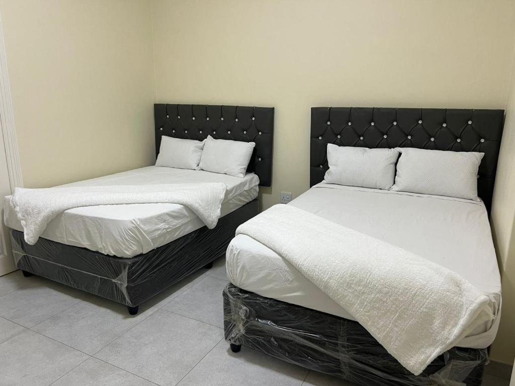 Ένα ή περισσότερα κρεβάτια σε δωμάτιο στο M Lodge