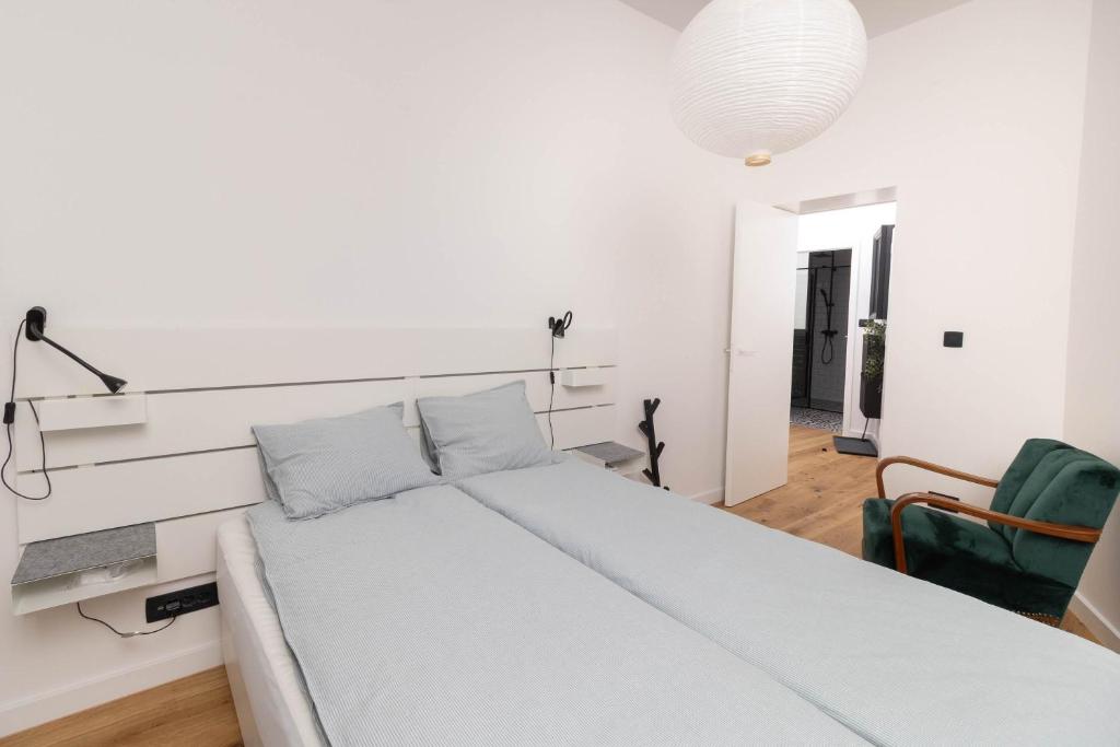 een slaapkamer met een groot bed met een wit hoofdeinde bij Pleasant Park View apartment in Vinkovci