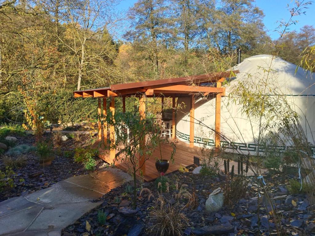 Κήπος έξω από το glamping v jurtě na Hranáči