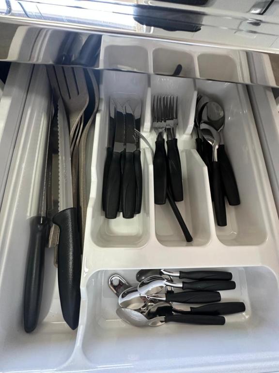 eine Schublade mit Geschirr in einem Kühlschrank in der Unterkunft Casa garagem camionete, 2 quartos, espaço para 6 pessoas, casa completa, 5min Centro - Casa 5 in Sinop