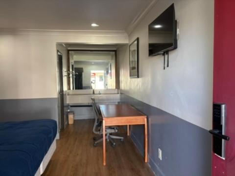 Μια τηλεόραση ή/και κέντρο ψυχαγωγίας στο Mirror Motel