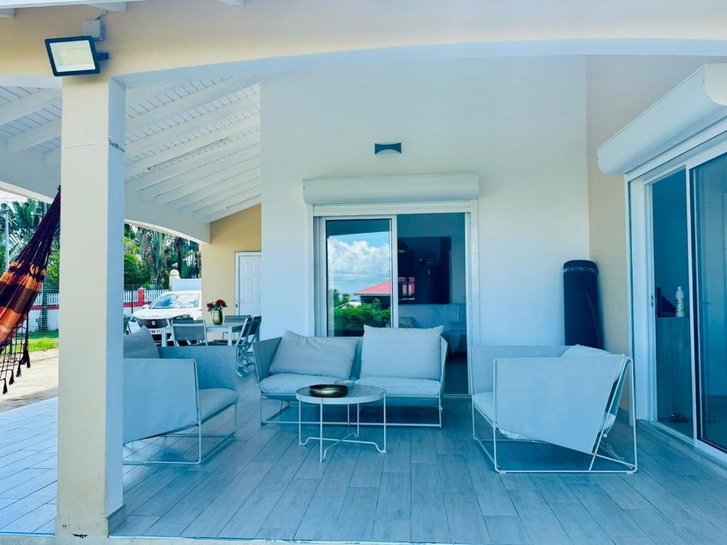 Posezení v ubytování Villa La Sarde