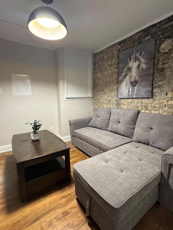 Posezení v ubytování Historic Gem Bright 1BD Steps to everything