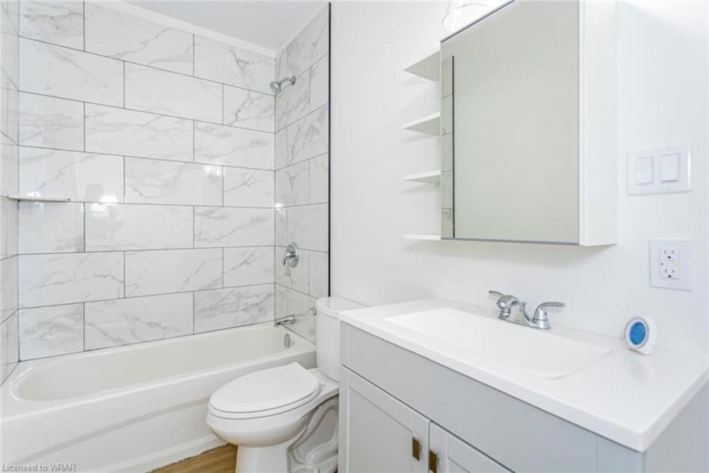 Ένα μπάνιο στο Affordable Elegance Modern 2BR Getaway