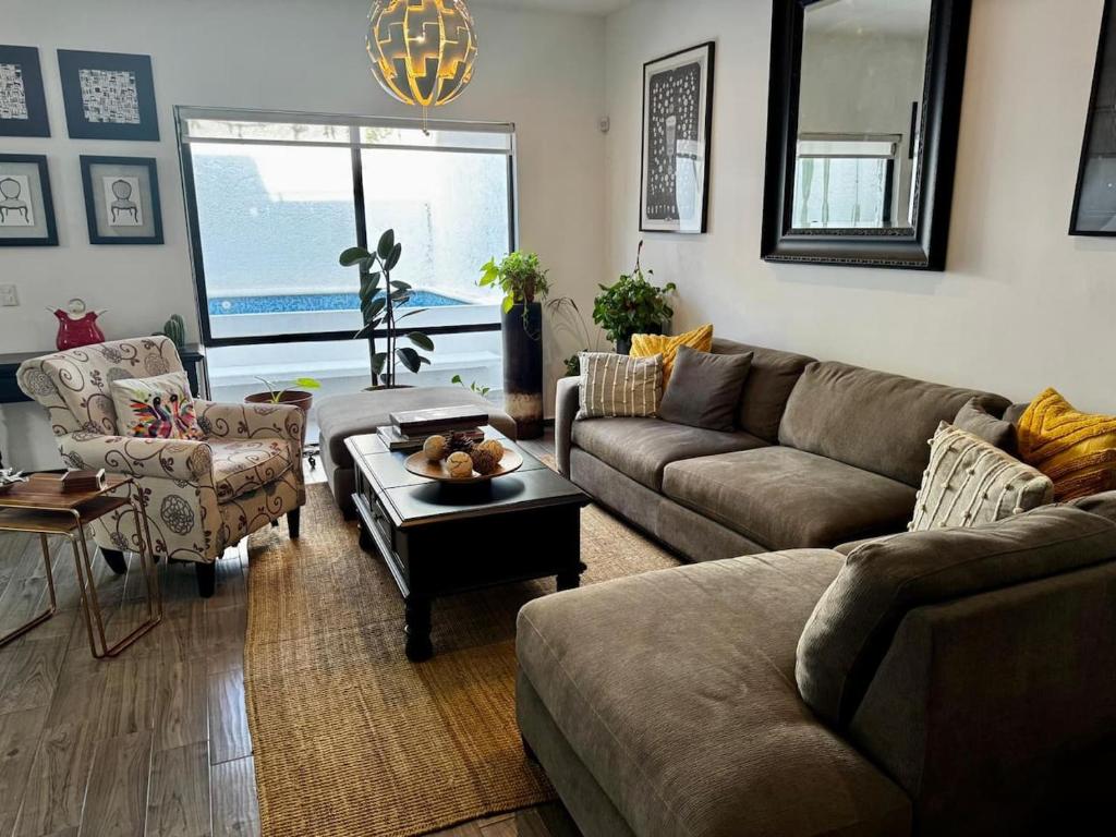 una sala de estar con un sofá y una mesa en PLAZA VERANO, en Monterrey