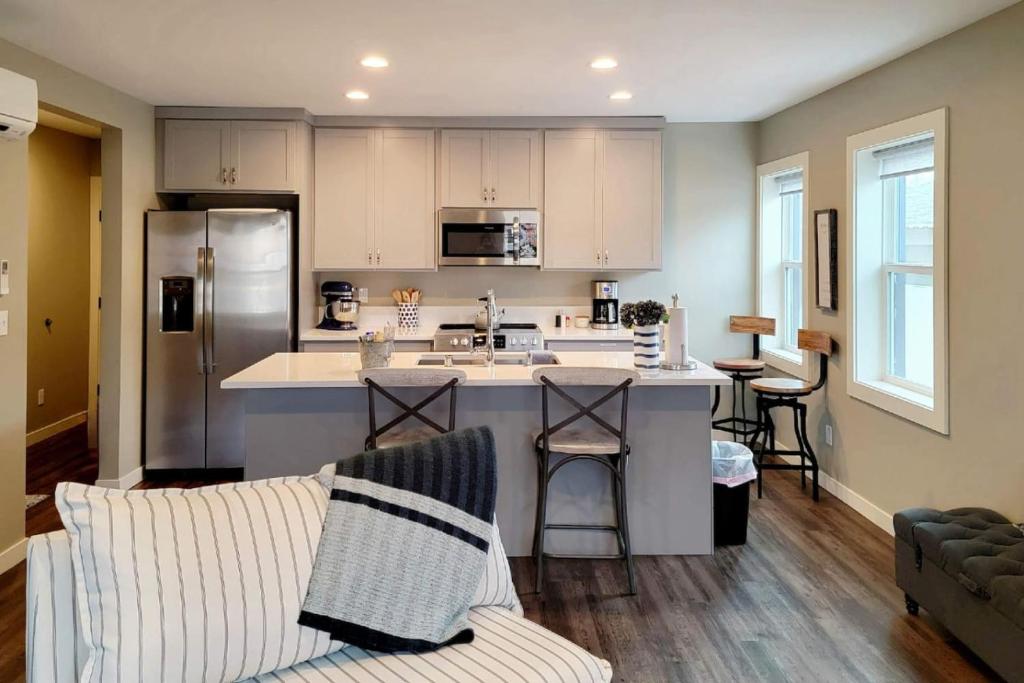 Η κουζίνα ή μικρή κουζίνα στο Front Street Suite