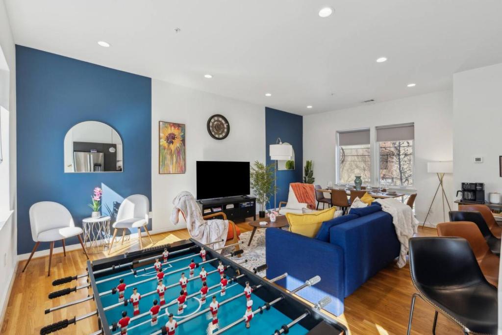 un salon avec une table de billard dans l'établissement The Topaz of Dallas 2BD DownTown Walkable, à Dallas