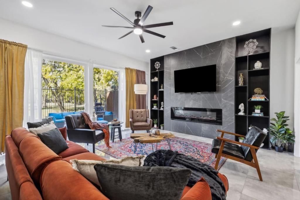 Televiisor ja/või meelelahutuskeskus majutusasutuses The Spinel 3BD In the Heart of Dallas