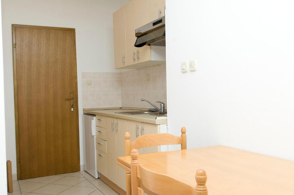 Kuchyňa alebo kuchynka v ubytovaní Apartments Vela Luka