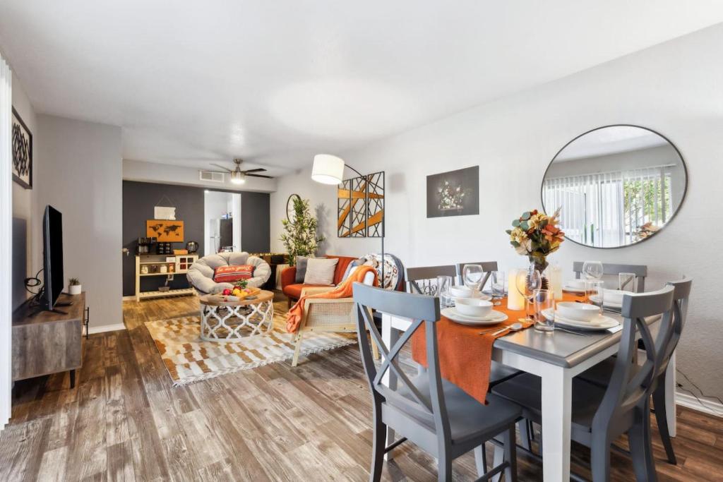 Et opholdsområde på AT and T is steps away 2BD unit