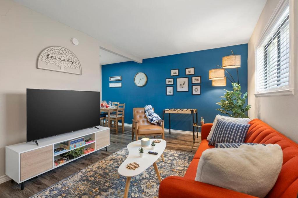 Et tv og/eller underholdning på Pleasant 1BD AT and T Walkable