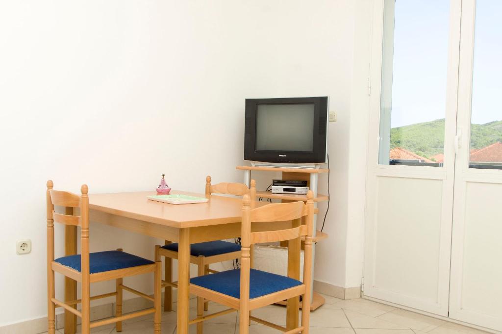 Televízia a/alebo spoločenská miestnosť v ubytovaní Apartments Vela Luka