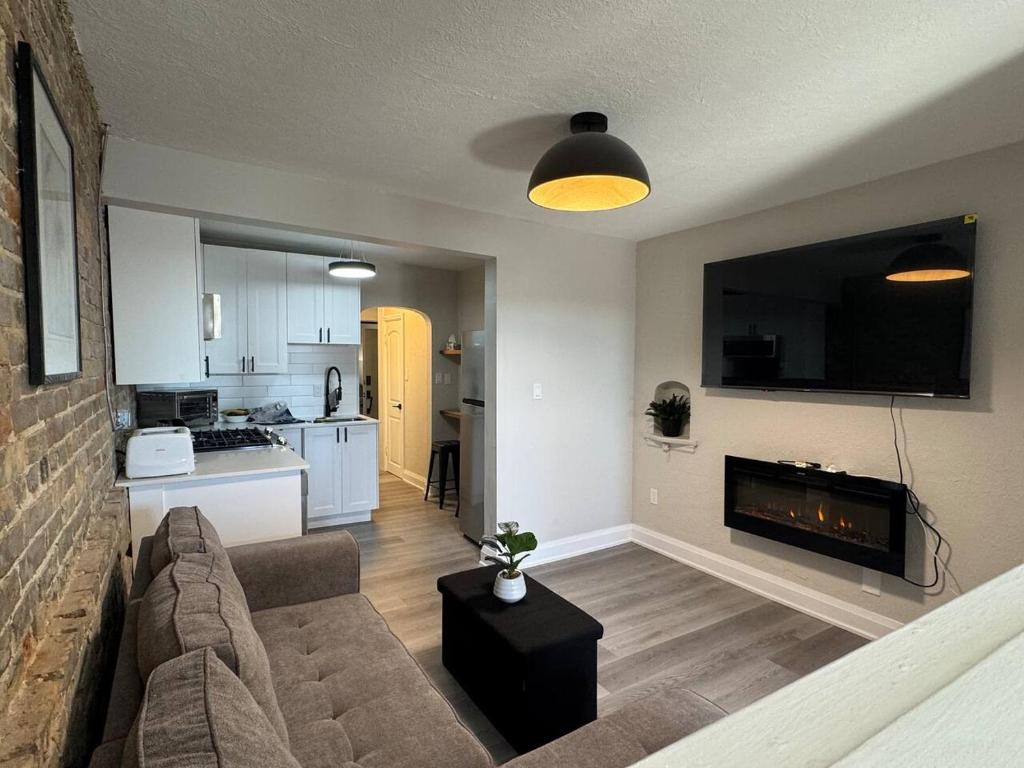 Μια τηλεόραση ή/και κέντρο ψυχαγωγίας στο Charming Historic Downtown Apartment 1-BD Retreat