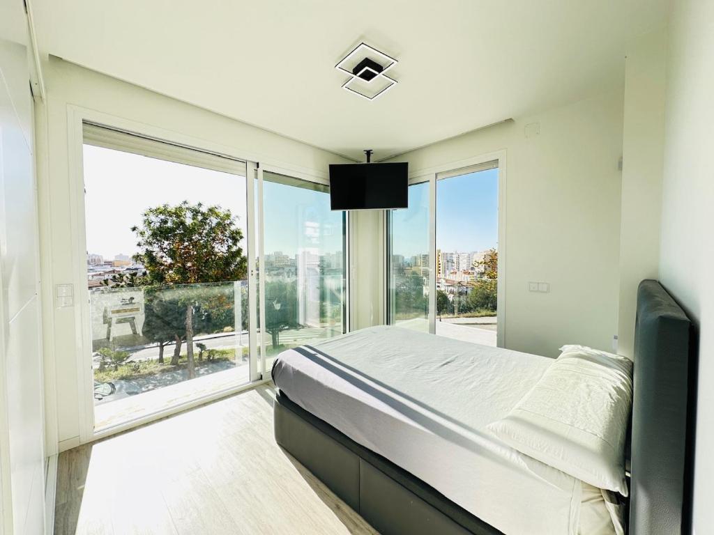 ein Schlafzimmer mit einem Bett und einem großen Fenster in der Unterkunft Casa Blanca in Torre del Mar