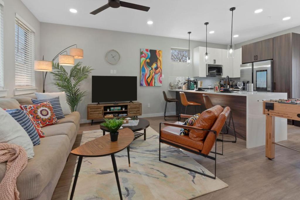 a living room with a couch and a kitchen at A La mode 2BD Townhouse 7TH St walkable in Fort Worth