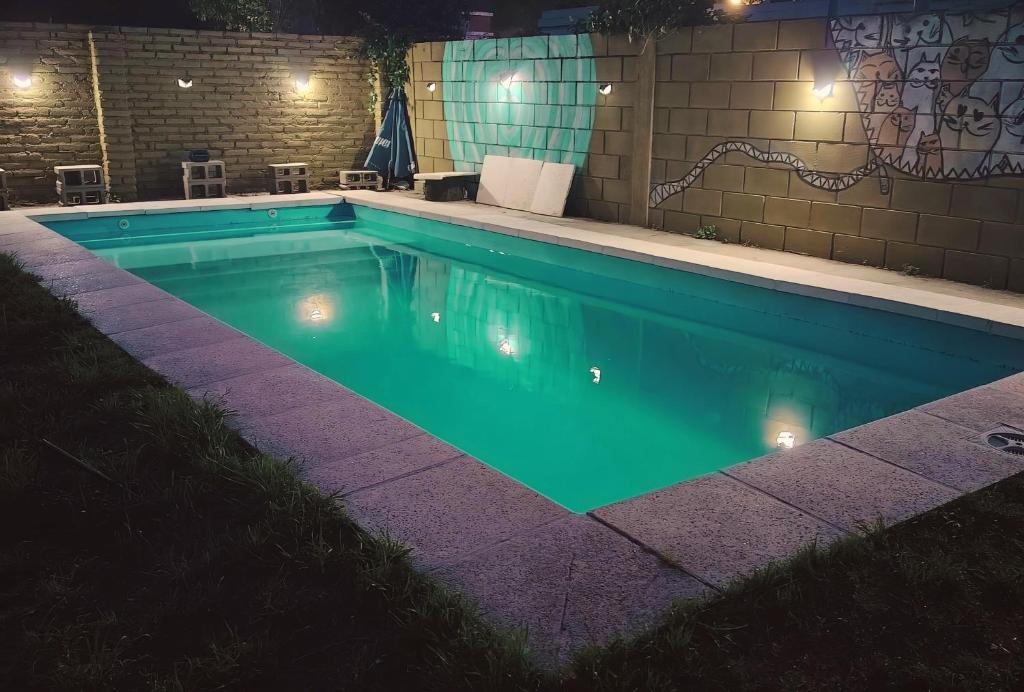 - une piscine éclairée la nuit dans l'établissement Panorámica Sierras, à Villa Carlos Paz