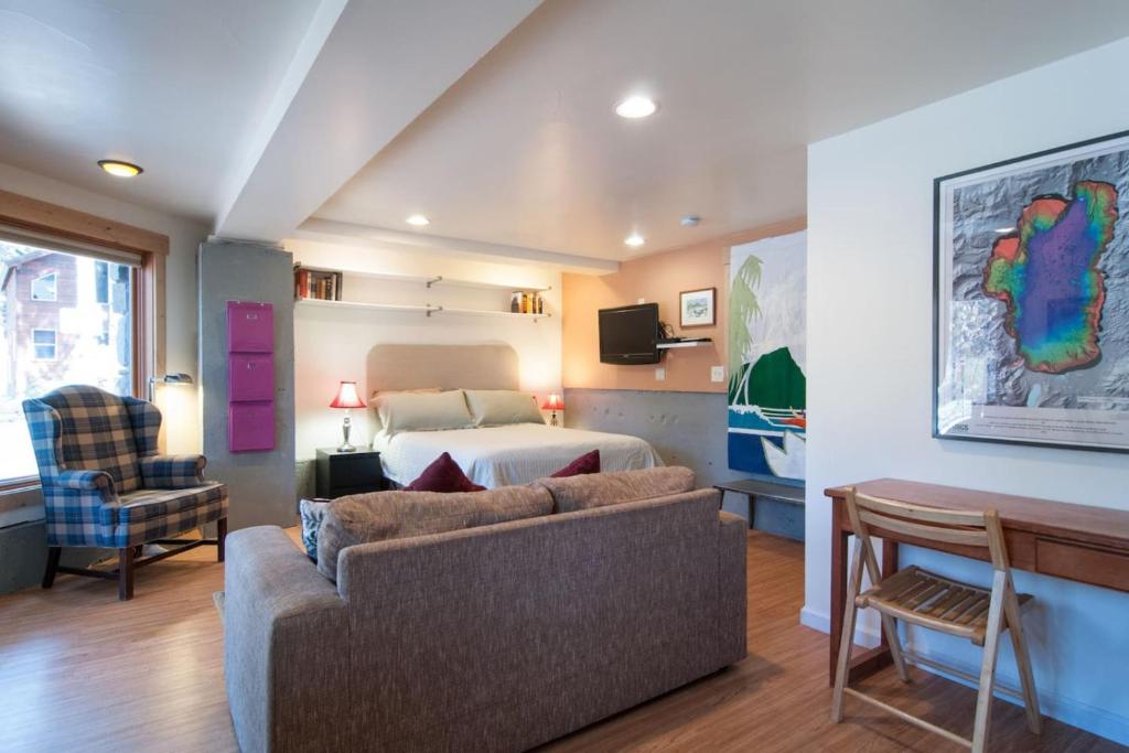 Et tv og/eller underholdning på Walk to Lake Tahoe Pets OK Studio