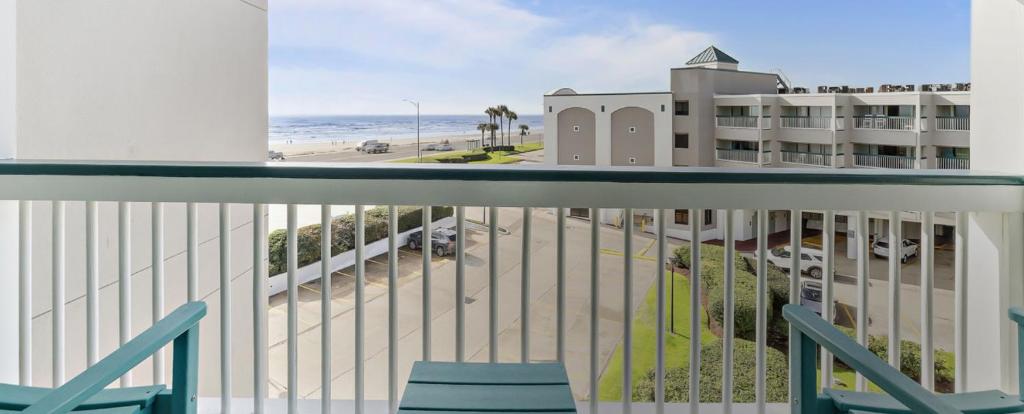 Μπαλκόνι ή βεράντα στο CDM 332 Casa Del Mar Oceanview Condo for 6 Heated Pool