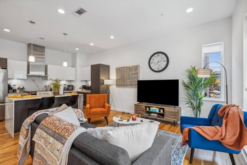 un salon avec un canapé et une télévision dans l'établissement Aquara 2BD Townhouse DownTown Walkable, à Dallas