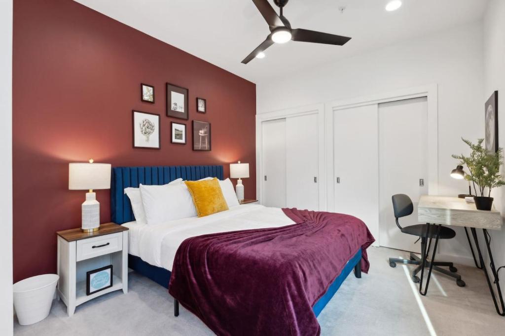 une chambre avec un lit et un bureau dans l'établissement The Indigo 2BDTownhouse DownTown Walkable, à Dallas