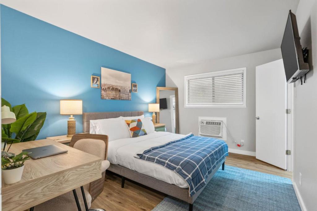 En eller flere senge i et værelse på Sapphire 1BD AT and T Walkable