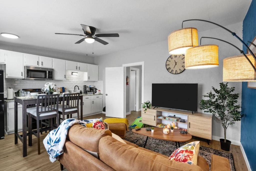 Køkken eller tekøkken på Blissful 1BD unit AT and T Walkable