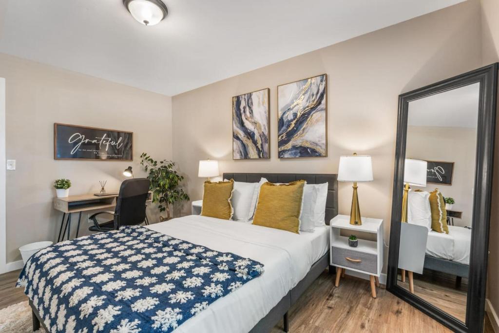 En eller flere senge i et værelse på AT and T Walkable 1BD unit Live the Excitement