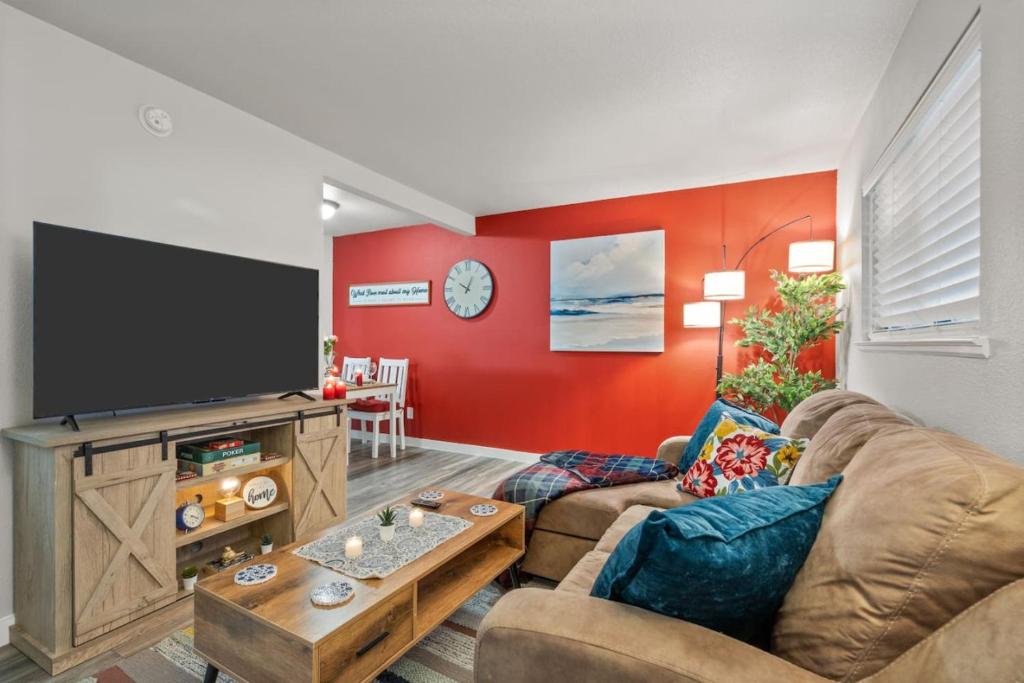 Et tv og/eller underholdning på The Ruby 1BD AT and T Walkable