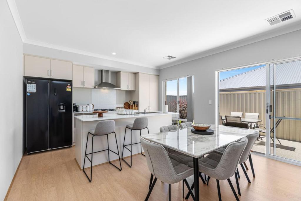 Kuchyň nebo kuchyňský kout v ubytování Pristine Modern Living in Alkimos