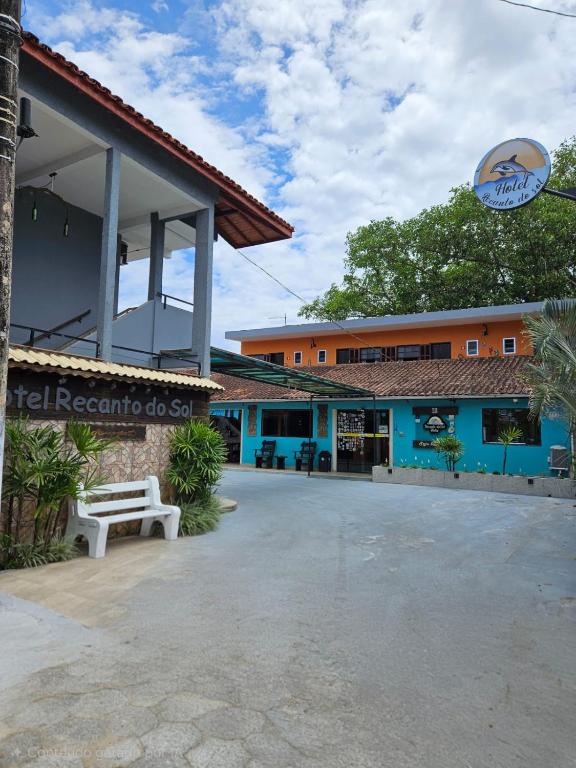 a building with a bench in front of it at Hotel Recanto do Sol in Cananéia