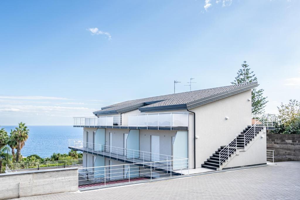 Haus mit Balkon und Meerblick in der Unterkunft GiuMar Apartments Aci Trezza in Aci Catena